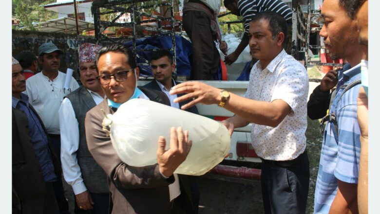 कृषकलाई माछाका भुरा वितरण