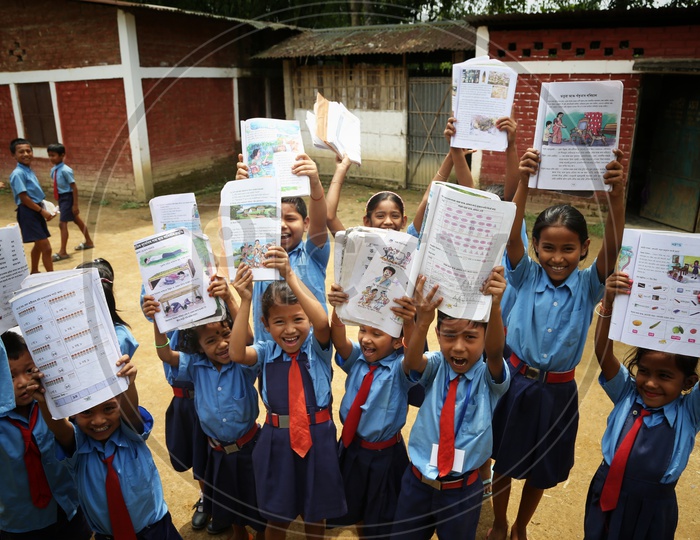 सुदूरपश्चिम प्रदेश ः विद्यार्थीका हात हातमा पाठ्यपुस्तक