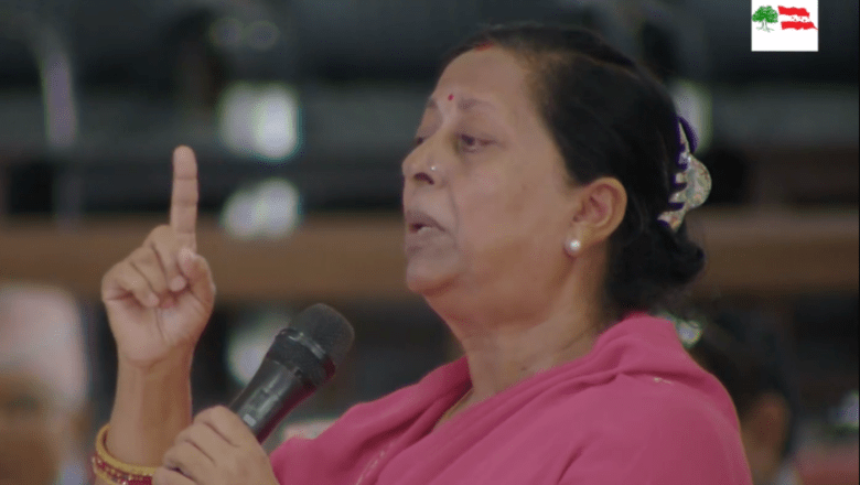 व्यानरमा महिला नेतृको फोटो राख्नुपर्ने माग
