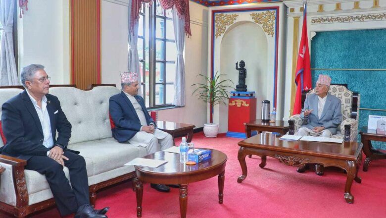 राष्ट्र बैंकका गभर्नर अधिकारीले भेटे राष्ट्रपतिलाई