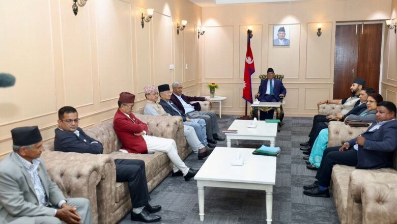 प्रधानमन्त्रीले बोलाएको ७ दलको बैठक सिंहदरबारमा जारी