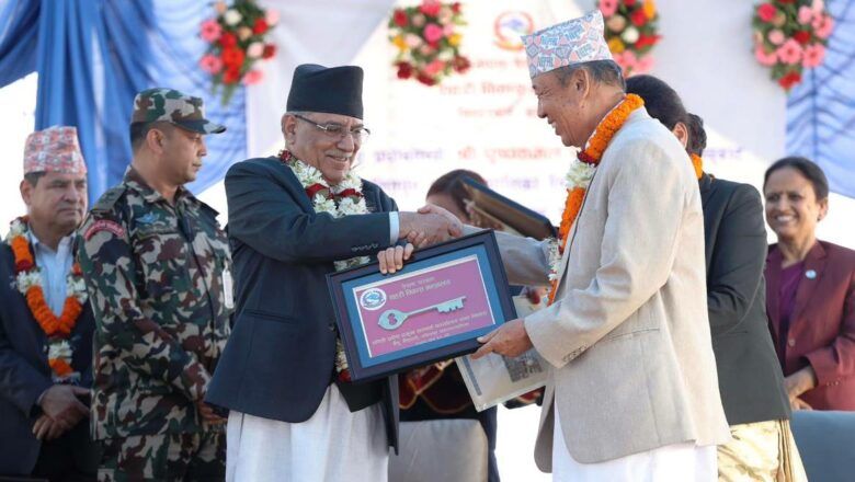 प्रधानमन्त्रीले दिए प्रदेश प्रमुख र मुख्यमन्त्रीलाई निवासको साँचो